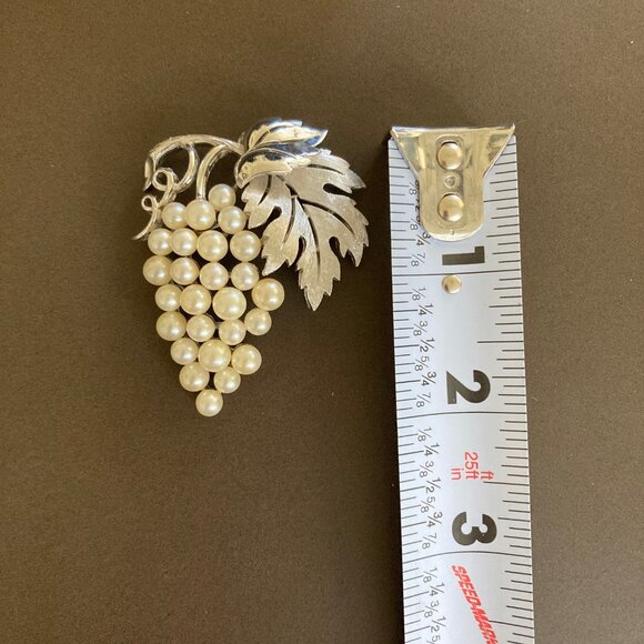 Crown Trifari Vintage Faux Pearls Grape Cluster Brooch Pin Silver Tone Signed - Picture 4 of 12